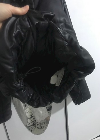 Stradivarius Siyah Suni deri şişme mont - Görsel 7