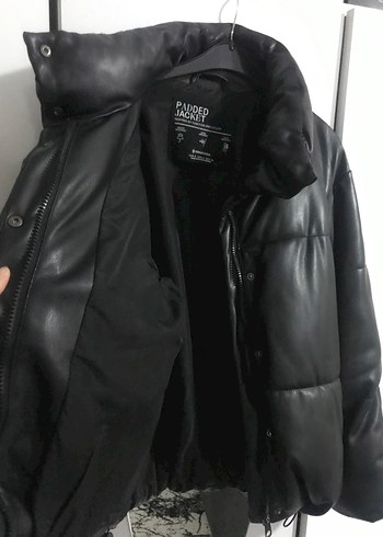 Stradivarius Siyah Suni deri şişme mont - Görsel 5