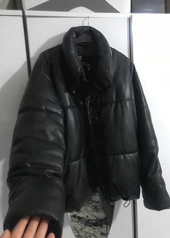Stradivarius Siyah Suni deri şişme mont - Görsel 3