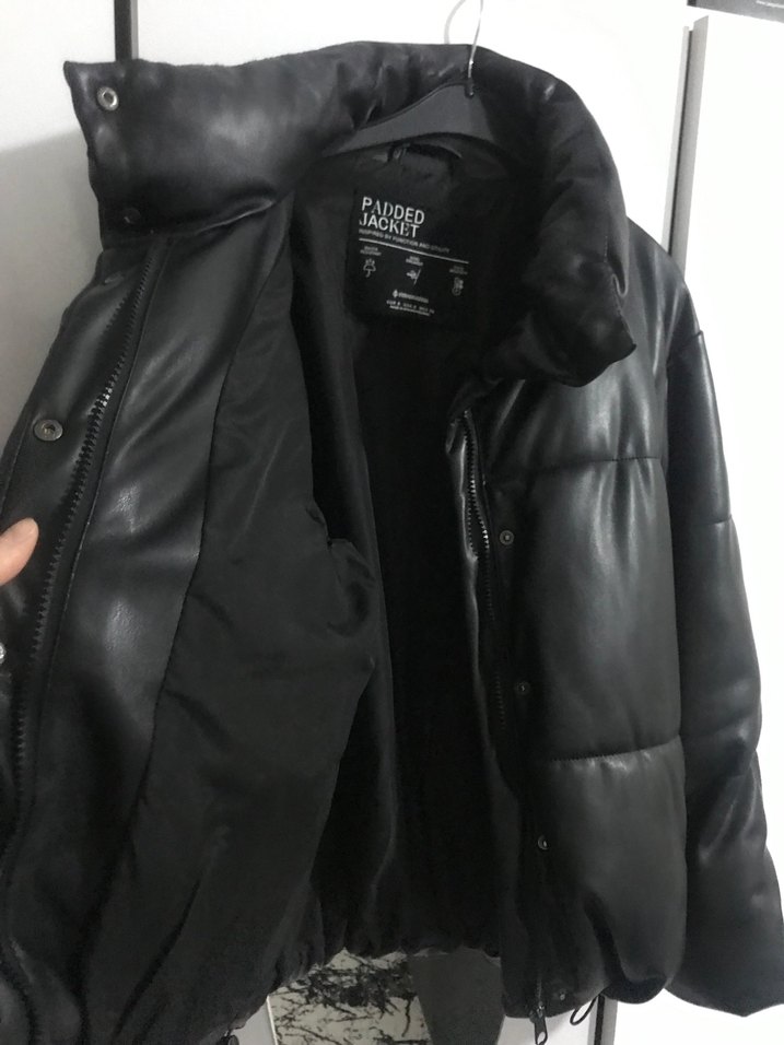 Stradivarius Siyah Suni deri şişme mont - Görsel 5