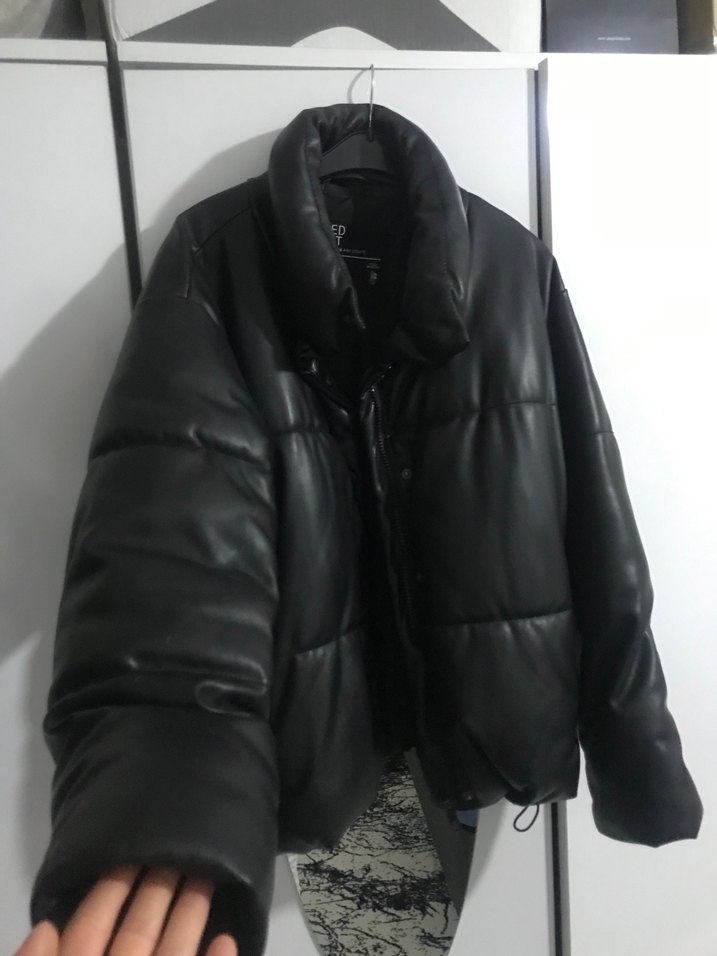 Stradivarius Siyah Suni deri şişme mont - Görsel 3