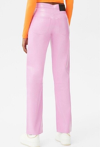 m Beden pembe Renk Bershka Timsah Deri Desenli Pantolon