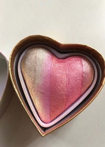 Beden I Heart Revolution Highlighter
