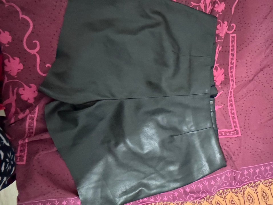 Düğmeli Siyah Mini Şort - Görsel 4