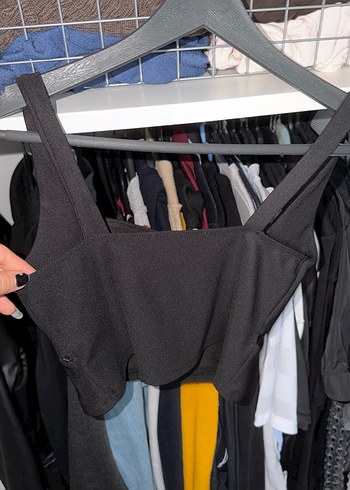 Siyah Pencere Detaylı Crop - Görsel 5