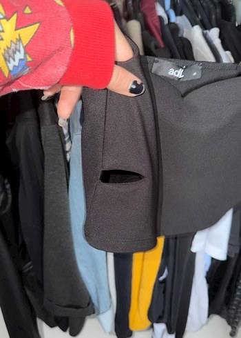 Siyah Pencere Detaylı Crop - Görsel 2