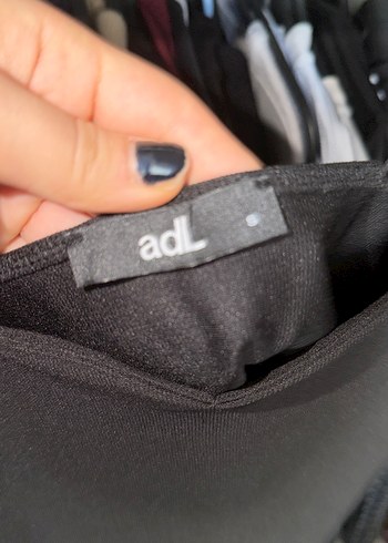 Siyah Pencere Detaylı Crop - Görsel 4