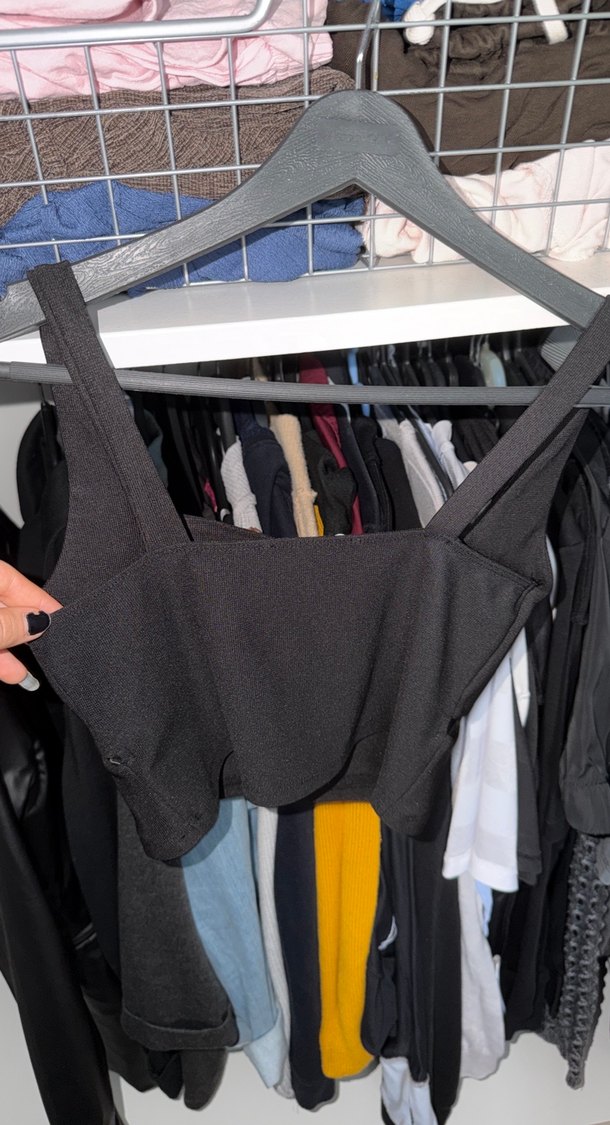 Siyah Pencere Detaylı Crop - Görsel 5