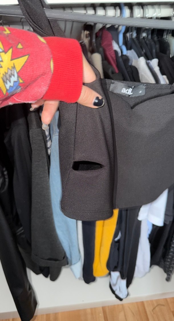 Siyah Pencere Detaylı Crop - Görsel 2