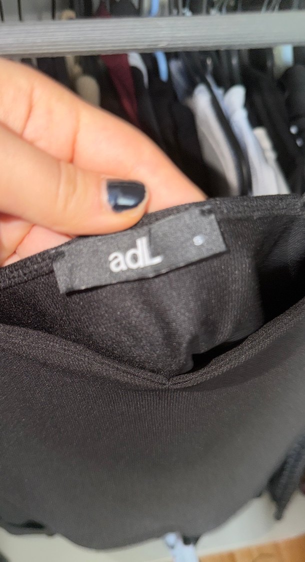 Siyah Pencere Detaylı Crop - Görsel 4