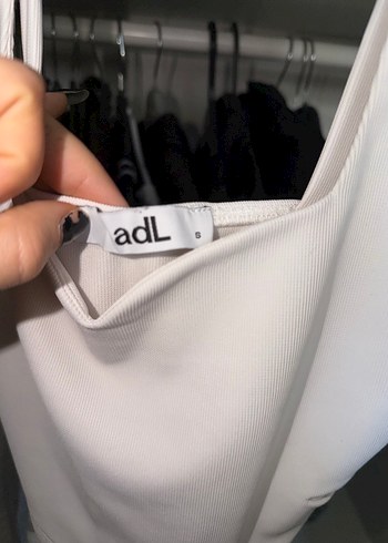 Beyaz Pencere detaylı Kadın crop - Görsel 4