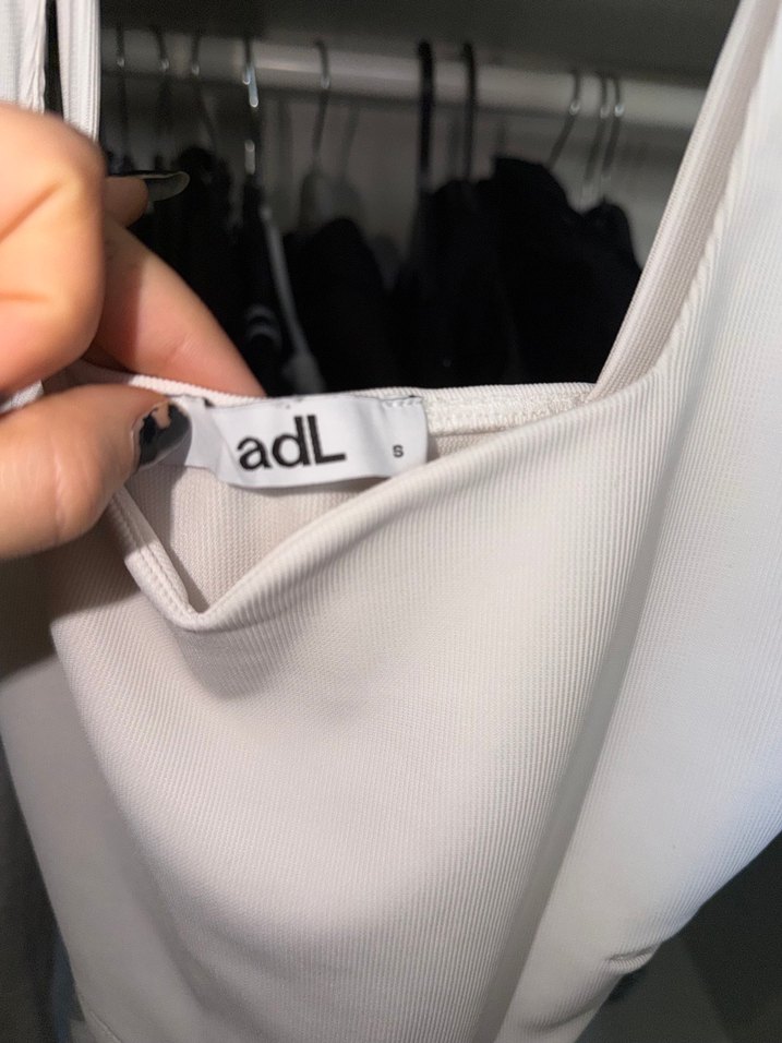 Beyaz Pencere detaylı Kadın crop - Görsel 4