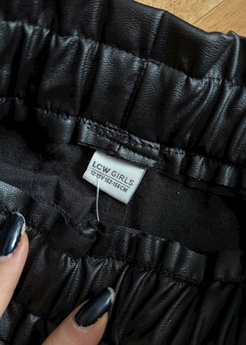 Siyah Deri Mini Şort, Kemerli, Bol Kesim - Görsel 2