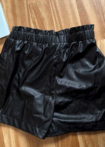 Siyah Deri Mini Şort, Kemerli, Bol Kesim - Görsel 3