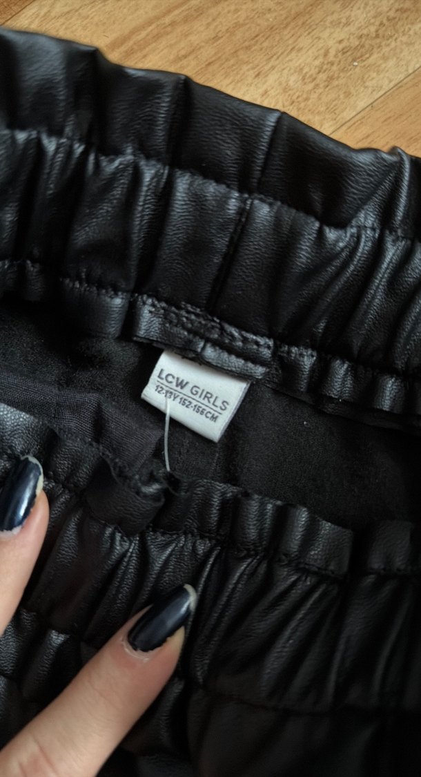 Siyah Deri Mini Şort, Kemerli, Bol Kesim - Görsel 2