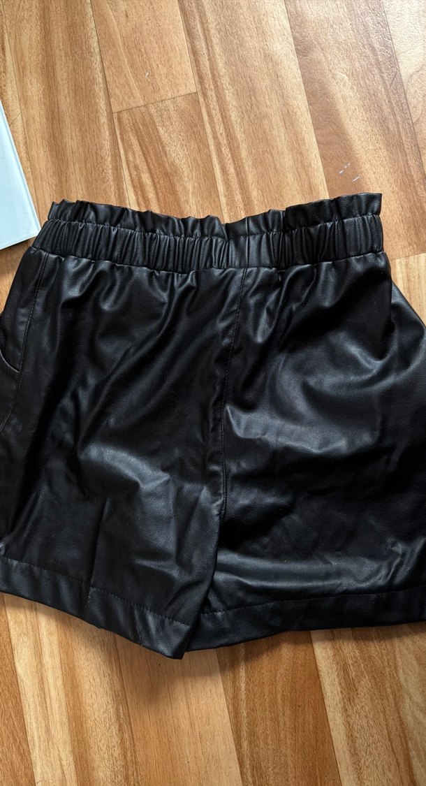 Siyah Deri Mini Şort, Kemerli, Bol Kesim - Görsel 3
