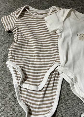 Düğmeli Beyaz Erkek Bebek Kısa Kollu Body - Görsel 2