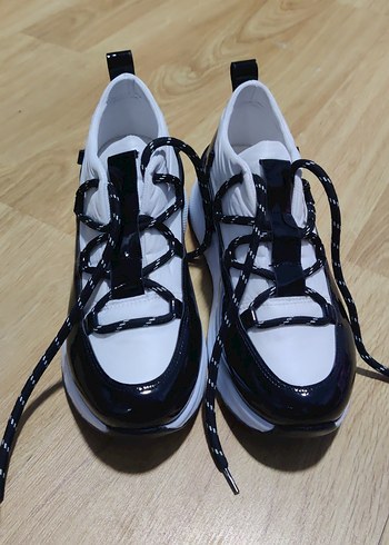 Beyaz Siyah Bağcıklı Stiletto Topuklu Spor Ayakkabı