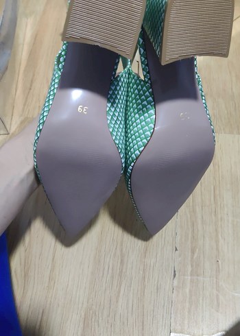 39 Beden Yeşil Parlak Yılan Desenli Stiletto