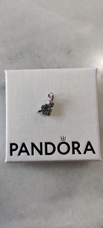 Pandora Yonca Charm