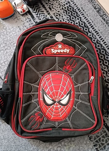 Örümcek adam ilkokul çantası