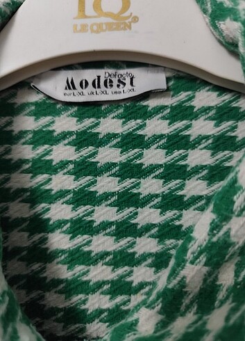 Modest oduncu gömleği