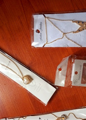 swarovski Uzun Zincirli Altın Renkli Kadın Kolye