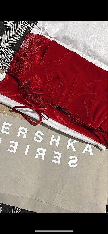 xs Beden Bershka kırmızı midi elbise dantelli kadife