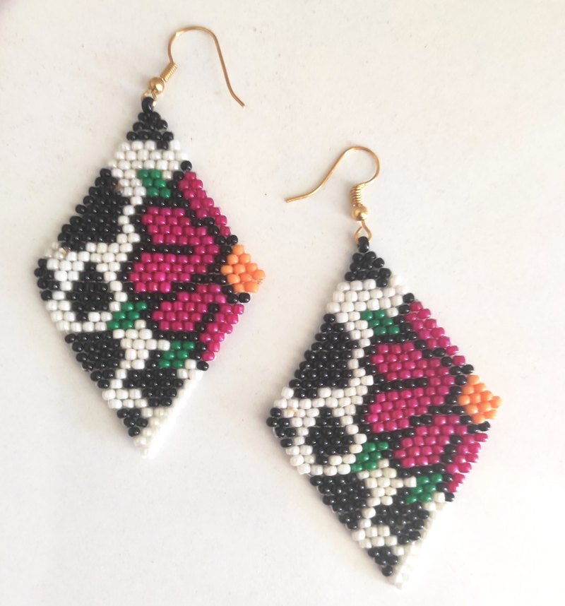 Çiçek Desenli Boncu  Küpe - Görsel 3