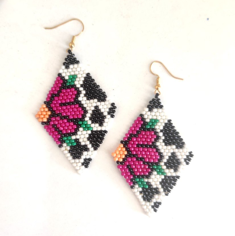 Çiçek Desenli Boncu  Küpe - Görsel 2