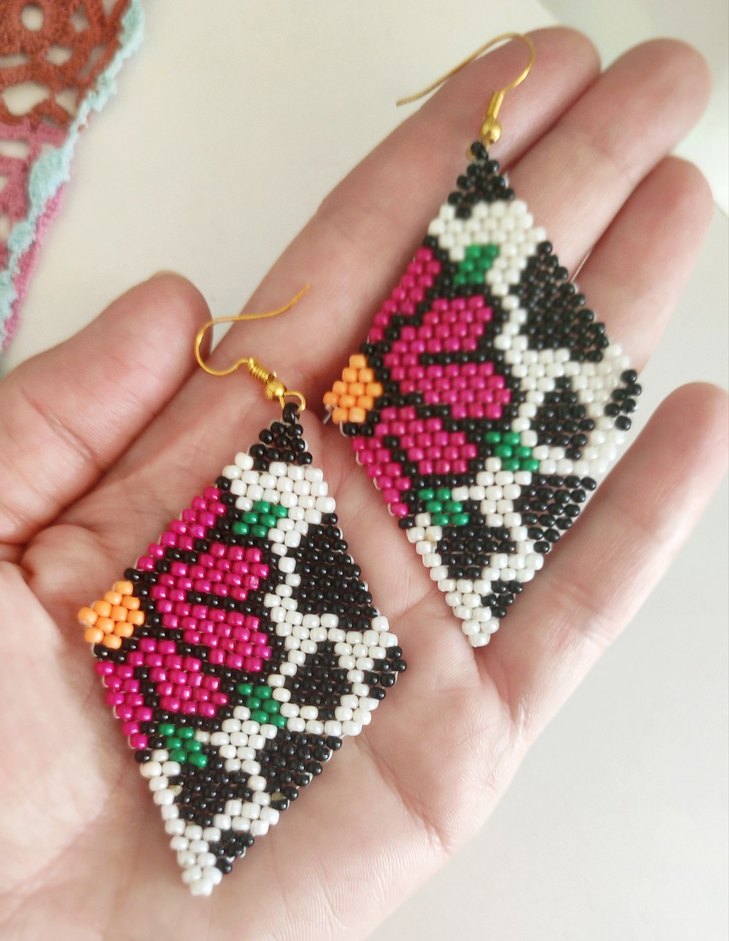 Çiçek Desenli Boncu  Küpe - Görsel 4