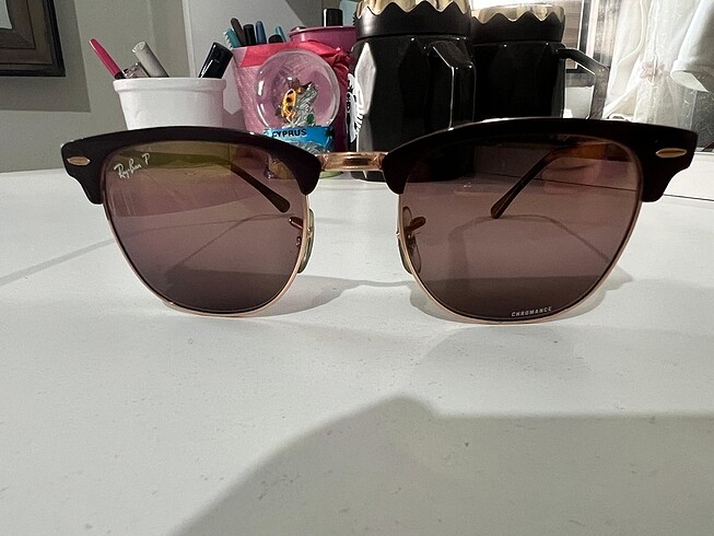 Ray Ban Camında çizikler vardır.