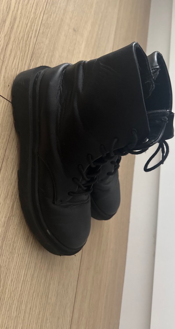 Siyah Bağcıklı Goth Bot - Görsel 2