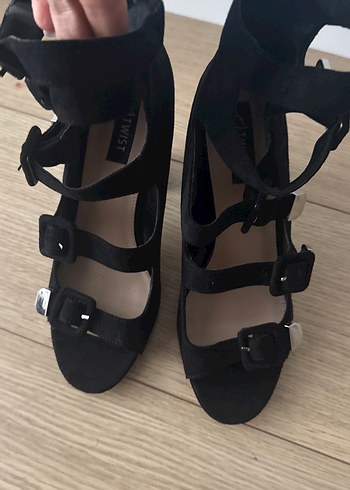 Siyah Süet Tokalı Gotik Topuklu Ayakkabı - Görsel 2