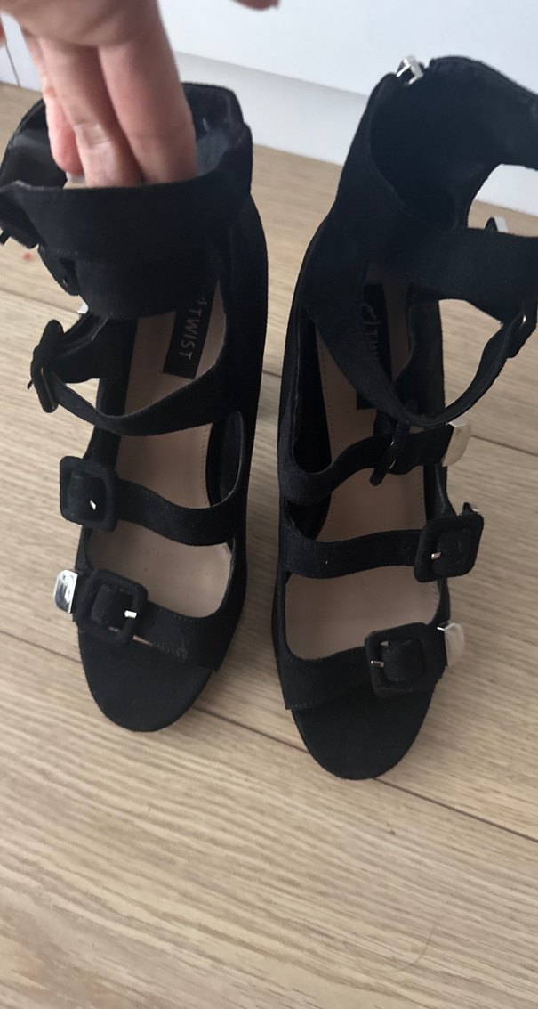 Siyah Süet Tokalı Gotik Topuklu Ayakkabı - Görsel 2