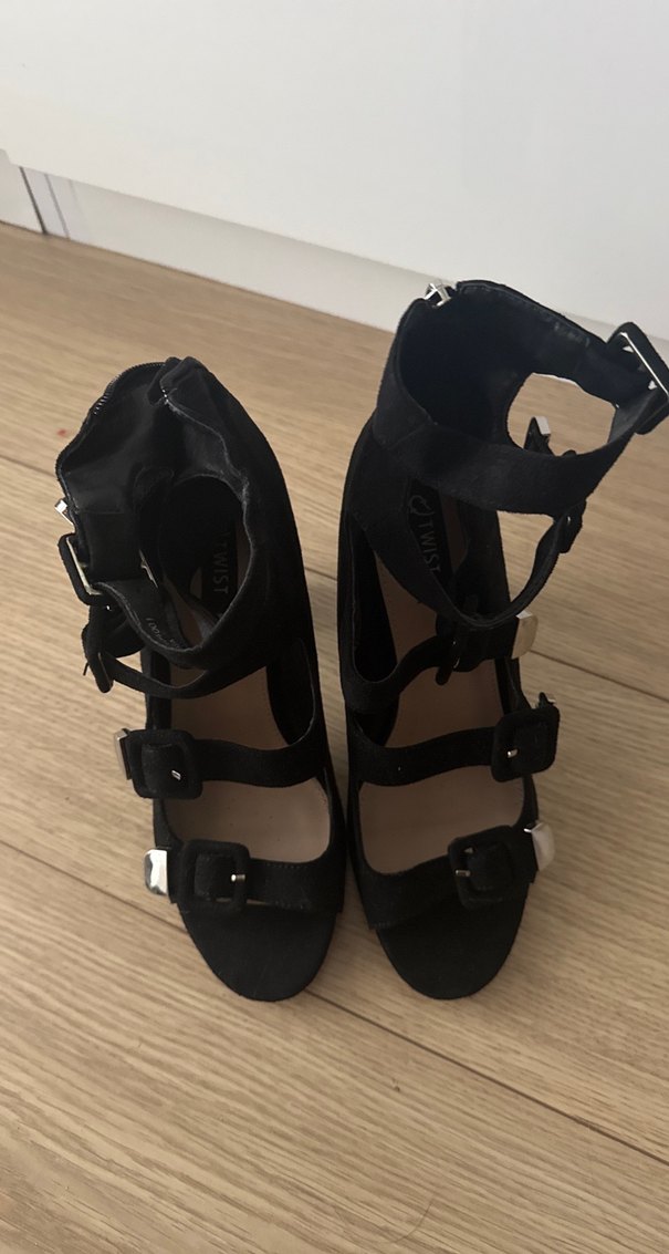 Siyah Süet Tokalı Gotik Topuklu Ayakkabı - Görsel 5