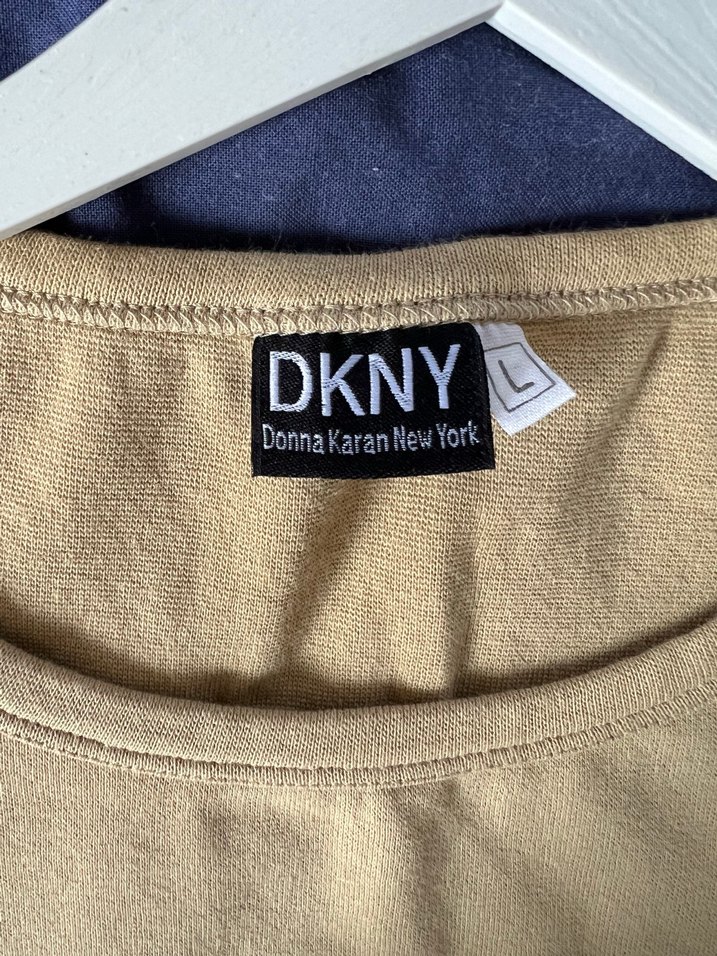 DKNY JNS Bisiklet Yaka Tişört — görsel 2/4