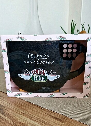 Revolution x Friends Grab a Cup Yüz Paleti