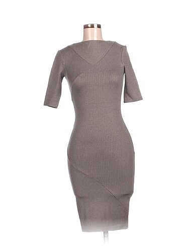 H&M Kısa Elbise %70 İndirimli.