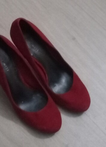 Kırmızı renk ayakkabı 