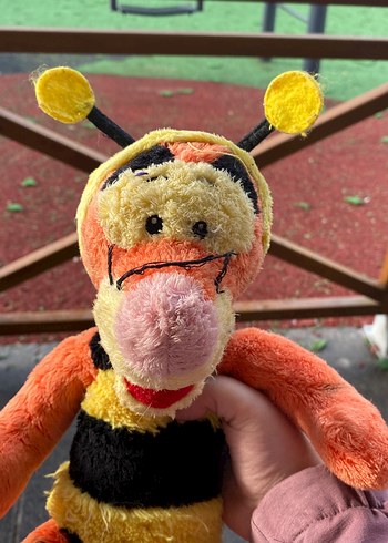  Beden Disney Tigger Arı Kostümlü 25 cm Peluş Oyuncak