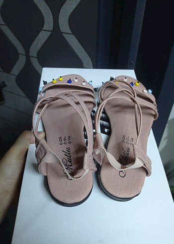 39 Beden Boncuk Detaylı Bej Dolgu Topuklu Kadın Sandalet