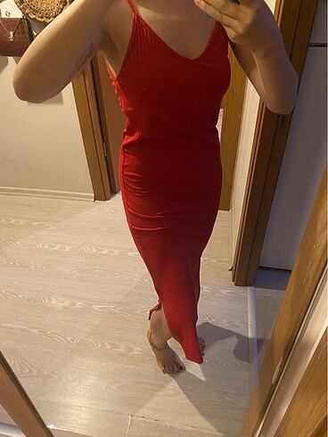 Kırmızı yırtmaçlı elbise