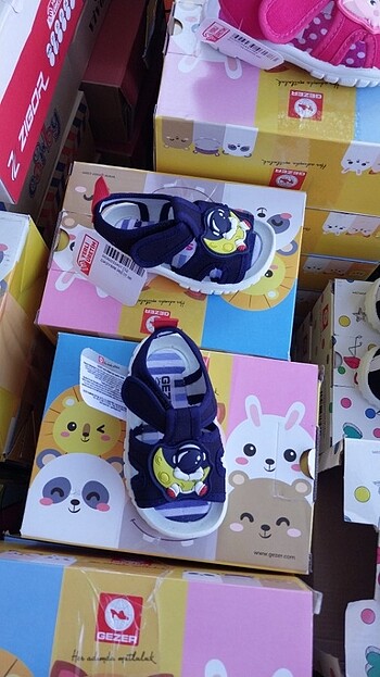Gezer bebek sandaleti