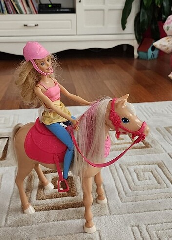  Beden Barbie ve atı