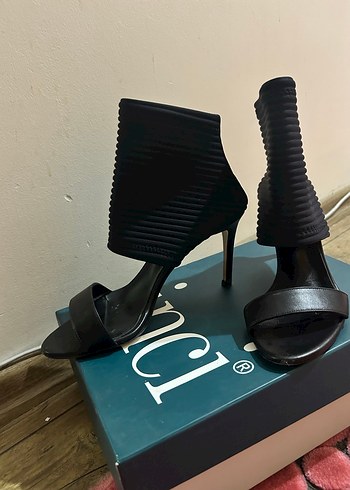 Tokalı Siyah Yüksek Topuklu ayakkabı - Görsel 3