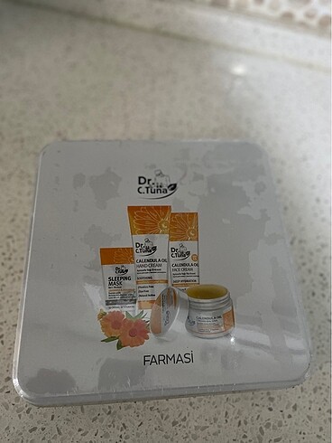Farmasi Aynısefa metal kutu içersinde set