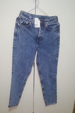 etiketi üzerinde eskitmeli mom jeans 