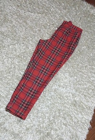ekoseli kırmızı pantolon 
