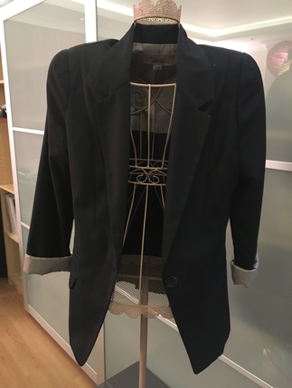 Tek düğmeli siyah blazer